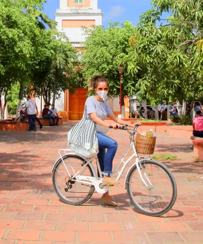 mujer del atlantico manejando una bicicleta