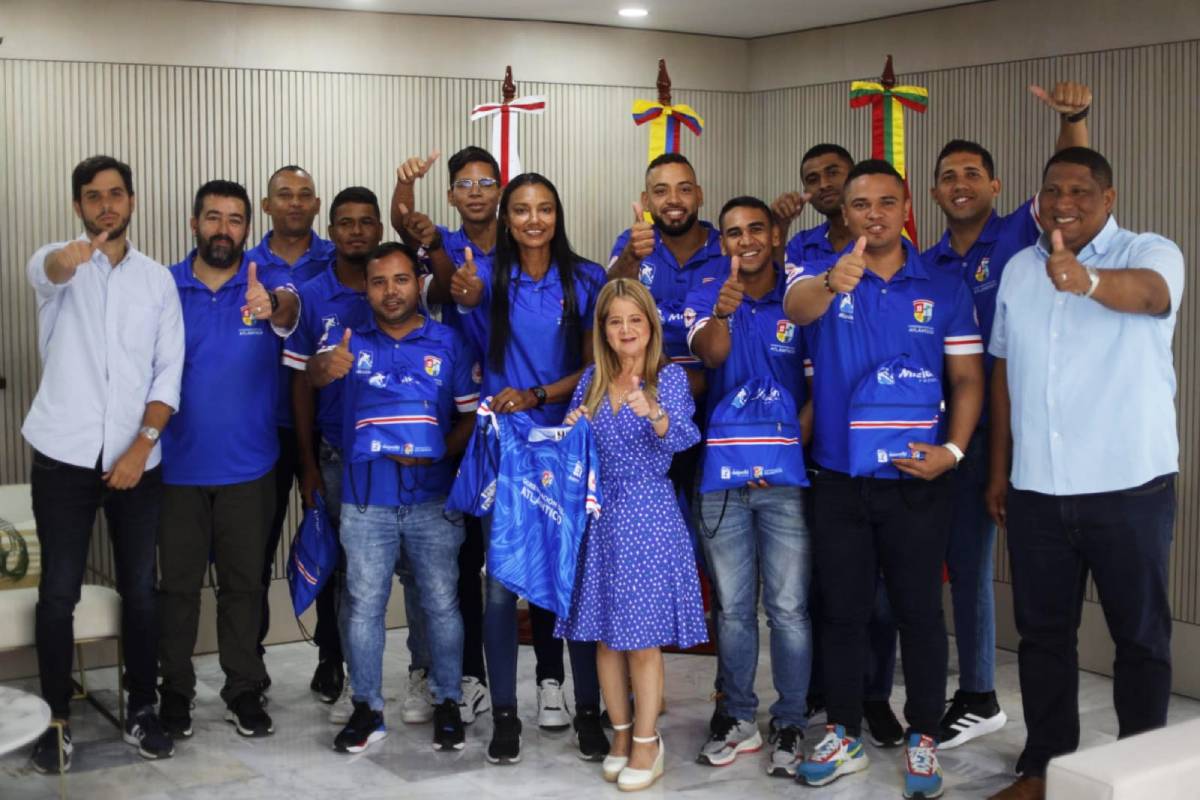 Gobernadora entregó uniformes a los entrenadores del Atlántico que viajarán a España con ‘Misión Fútbol’